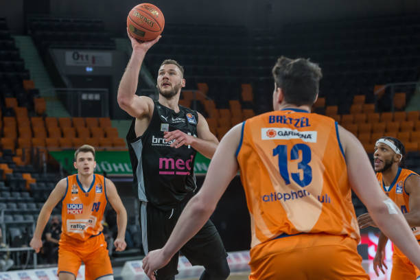 沿凌空推射 沿凌空推射